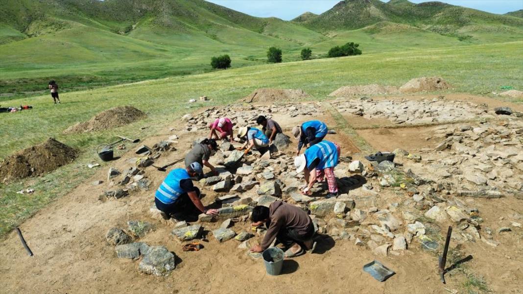 Türk tarihini değiştirebilir: Şovh Uul dağında mezar bulundu 6